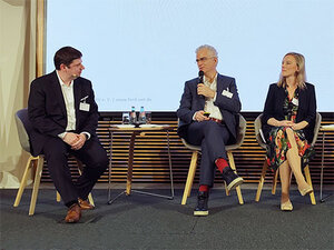 AWV-Fachreferent Daniel Vinz (li.) tausch­te sich aus mit Cyrille Sautereau (Präsi­dent des FNFE-MPE, Frank­reich) und Dr. Bianca Wöhrer (FH Campus Wien, Institut für Steuerrecht, Österreich).