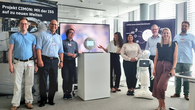 Die Mitglieder des AWV-Arbeitskreises 1.4 bei der Tour durch das Innovation Studio von IBM in Münschen.